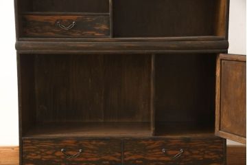 茶箪笥を綺麗に再生!正面右側の棚内部と引き戸の紙を張替え。本体は現状の色味をベースに着色。