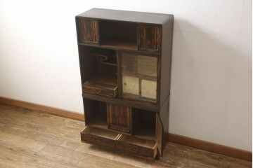 茶箪笥を綺麗に再生!正面右側の棚内部と引き戸の紙を張替え。本体は現状の色味をベースに着色。