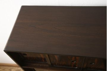 茶箪笥を綺麗に再生!正面右側の棚内部と引き戸の紙を張替え。本体は現状の色味をベースに着色。
