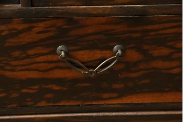 茶箪笥を綺麗に再生!正面右側の棚内部と引き戸の紙を張替え。本体は現状の色味をベースに着色。