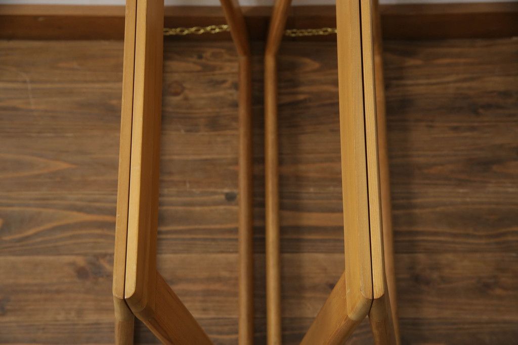 テーブルの脚を綺麗に再生!クリーニング・キズ部分の着色・ワックスがけ。強度上差支えがある部分の埋木加工。ストッパーの取り付け。