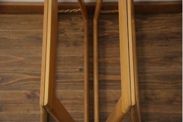 テーブルの脚を綺麗に再生!クリーニング・キズ部分の着色・ワックスがけ。強度上差支えがある部分の埋木加工。ストッパーの取り付け。