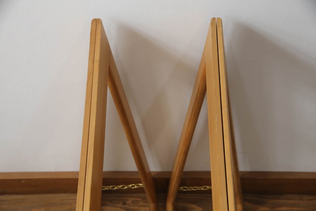 テーブルの脚を綺麗に再生!クリーニング・キズ部分の着色・ワックスがけ。強度上差支えがある部分の埋木加工。ストッパーの取り付け。