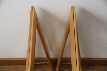 テーブルの脚を綺麗に再生!クリーニング・キズ部分の着色・ワックスがけ。強度上差支えがある部分の埋木加工。ストッパーの取り付け。