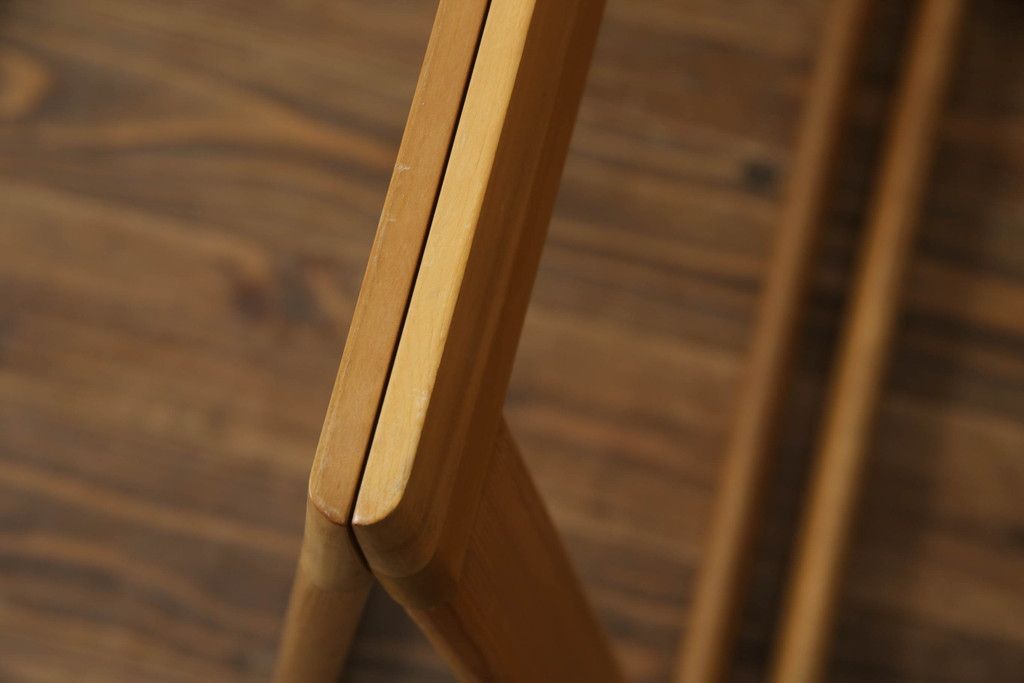 テーブルの脚を綺麗に再生!クリーニング・キズ部分の着色・ワックスがけ。強度上差支えがある部分の埋木加工。ストッパーの取り付け。