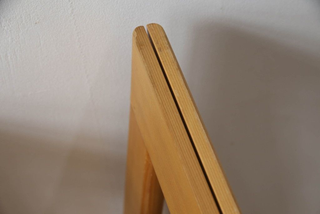 テーブルの脚を綺麗に再生!クリーニング・キズ部分の着色・ワックスがけ。強度上差支えがある部分の埋木加工。ストッパーの取り付け。