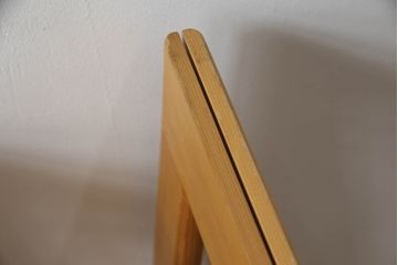 テーブルの脚を綺麗に再生!クリーニング・キズ部分の着色・ワックスがけ。強度上差支えがある部分の埋木加工。ストッパーの取り付け。