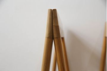 テーブルの脚を綺麗に再生!クリーニング・キズ部分の着色・ワックスがけ。強度上差支えがある部分の埋木加工。ストッパーの取り付け。