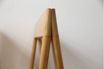 テーブルの脚を綺麗に再生!クリーニング・キズ部分の着色・ワックスがけ。強度上差支えがある部分の埋木加工。ストッパーの取り付け。