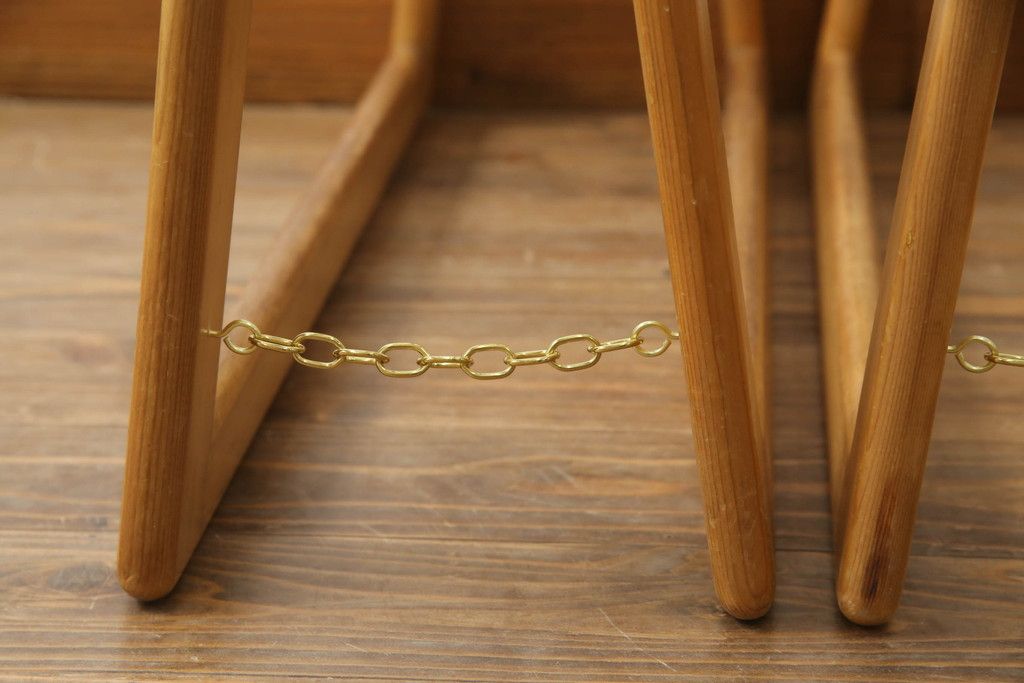 テーブルの脚を綺麗に再生!クリーニング・キズ部分の着色・ワックスがけ。強度上差支えがある部分の埋木加工。ストッパーの取り付け。