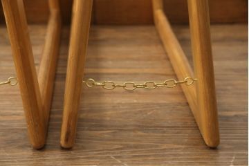 テーブルの脚を綺麗に再生!クリーニング・キズ部分の着色・ワックスがけ。強度上差支えがある部分の埋木加工。ストッパーの取り付け。