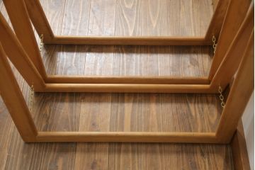 テーブルの脚を綺麗に再生!クリーニング・キズ部分の着色・ワックスがけ。強度上差支えがある部分の埋木加工。ストッパーの取り付け。