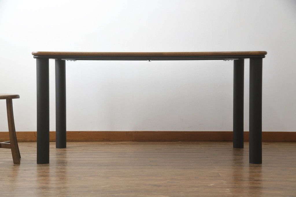 テーブルをツートンカラーリメイク!天板の表面を剥離し、現状のお色味をベースに着色。脚はマットブラックでペイント。