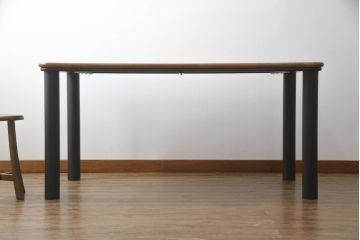 テーブルをツートンカラーリメイク!天板の表面を剥離し、現状のお色味をベースに着色。脚はマットブラックでペイント。