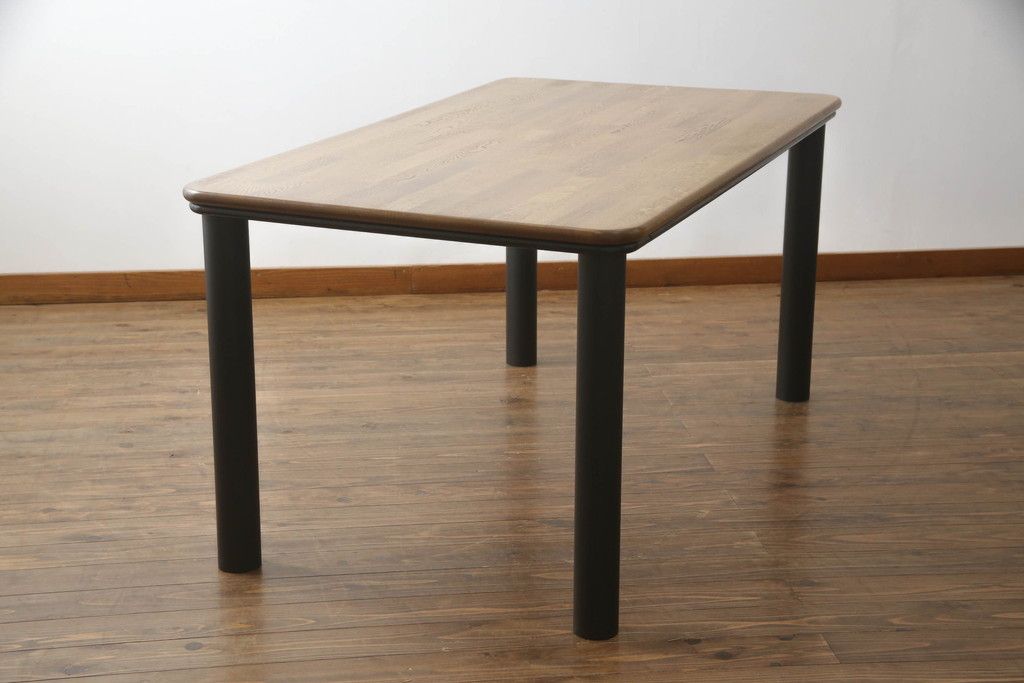 テーブルをツートンカラーリメイク!天板の表面を剥離し、現状のお色味をベースに着色。脚はマットブラックでペイント。