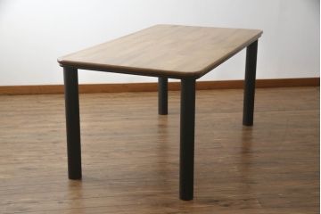 テーブルをツートンカラーリメイク!天板の表面を剥離し、現状のお色味をベースに着色。脚はマットブラックでペイント。