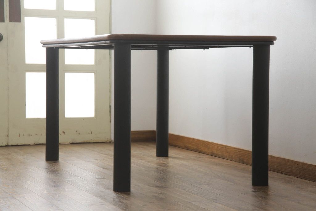 テーブルをツートンカラーリメイク!天板の表面を剥離し、現状のお色味をベースに着色。脚はマットブラックでペイント。