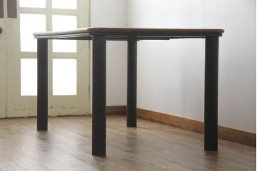 テーブルをツートンカラーリメイク!天板の表面を剥離し、現状のお色味をベースに着色。脚はマットブラックでペイント。