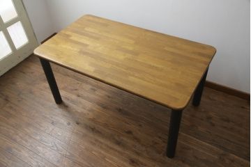 テーブルをツートンカラーリメイク!天板の表面を剥離し、現状のお色味をベースに着色。脚はマットブラックでペイント。