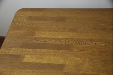 テーブルをツートンカラーリメイク!天板の表面を剥離し、現状のお色味をベースに着色。脚はマットブラックでペイント。