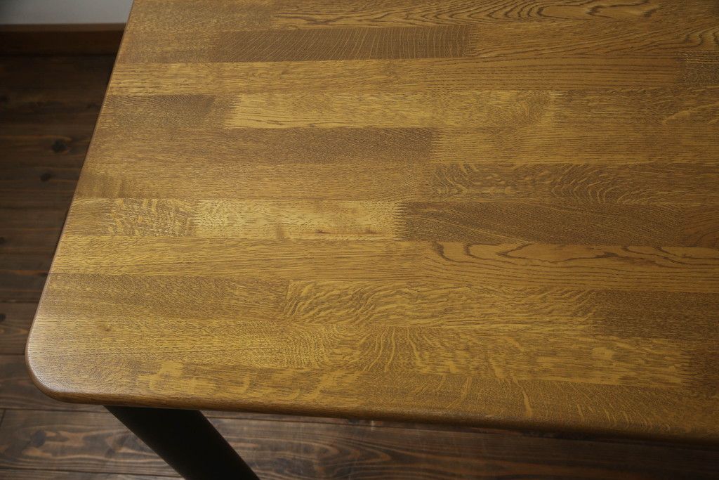 テーブルをツートンカラーリメイク!天板の表面を剥離し、現状のお色味をベースに着色。脚はマットブラックでペイント。