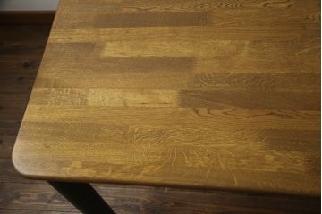 テーブルをツートンカラーリメイク!天板の表面を剥離し、現状のお色味をベースに着色。脚はマットブラックでペイント。