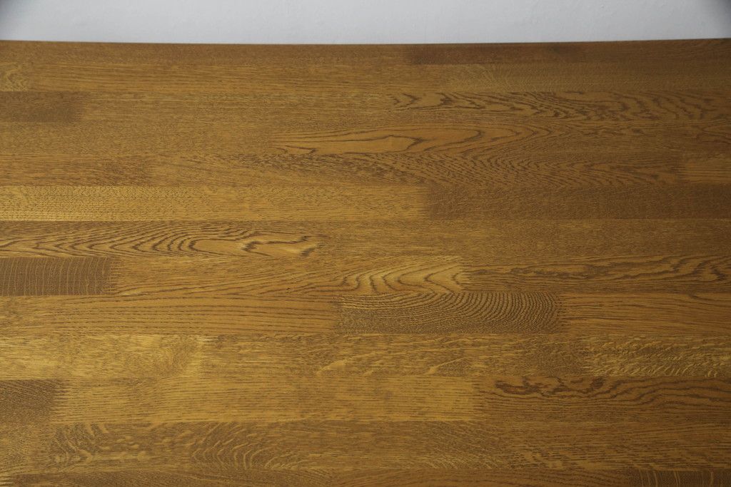 テーブルをツートンカラーリメイク!天板の表面を剥離し、現状のお色味をベースに着色。脚はマットブラックでペイント。