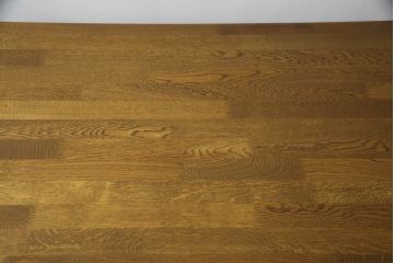 テーブルをツートンカラーリメイク!天板の表面を剥離し、現状のお色味をベースに着色。脚はマットブラックでペイント。