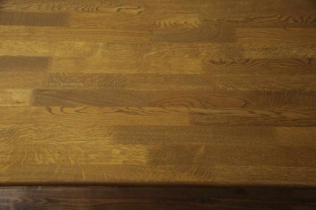 テーブルをツートンカラーリメイク!天板の表面を剥離し、現状のお色味をベースに着色。脚はマットブラックでペイント。