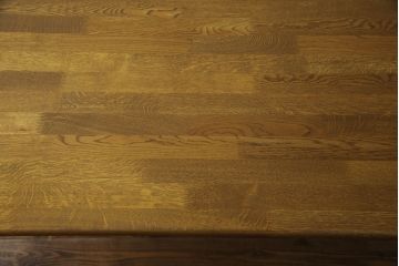 テーブルをツートンカラーリメイク!天板の表面を剥離し、現状のお色味をベースに着色。脚はマットブラックでペイント。