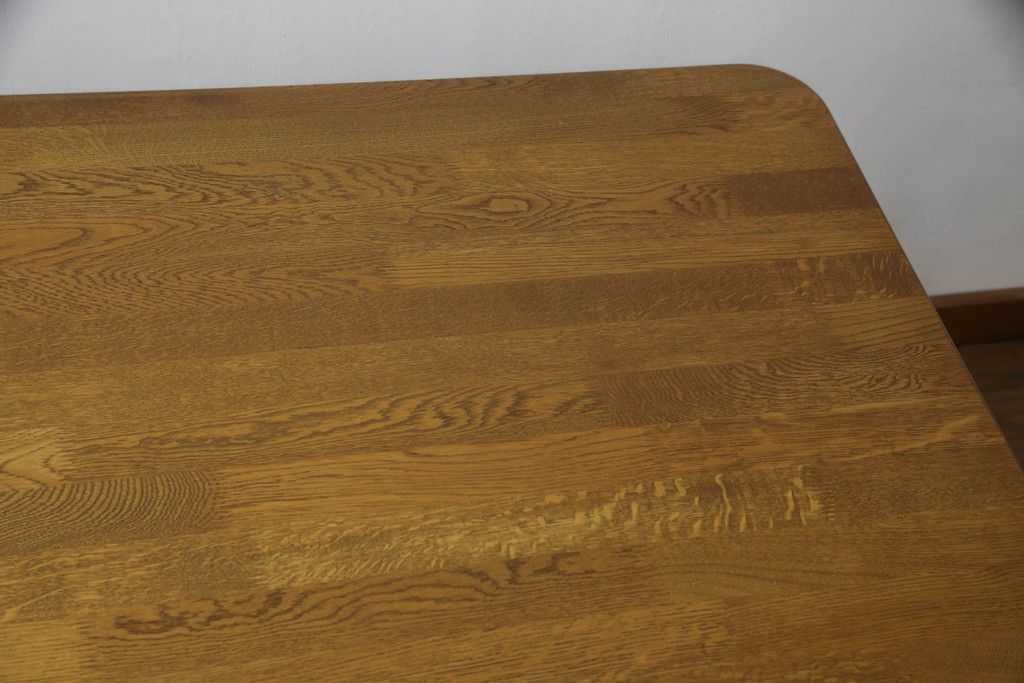 テーブルをツートンカラーリメイク!天板の表面を剥離し、現状のお色味をベースに着色。脚はマットブラックでペイント。