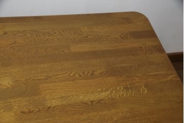 テーブルをツートンカラーリメイク!天板の表面を剥離し、現状のお色味をベースに着色。脚はマットブラックでペイント。