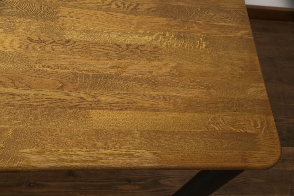 テーブルをツートンカラーリメイク!天板の表面を剥離し、現状のお色味をベースに着色。脚はマットブラックでペイント。