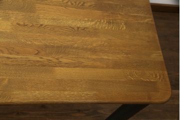 テーブルをツートンカラーリメイク!天板の表面を剥離し、現状のお色味をベースに着色。脚はマットブラックでペイント。