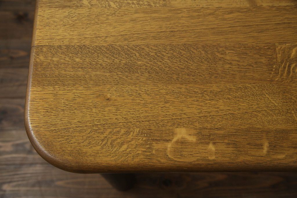 テーブルをツートンカラーリメイク!天板の表面を剥離し、現状のお色味をベースに着色。脚はマットブラックでペイント。