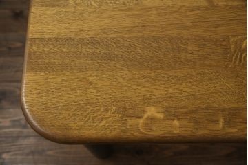 テーブルをツートンカラーリメイク!天板の表面を剥離し、現状のお色味をベースに着色。脚はマットブラックでペイント。