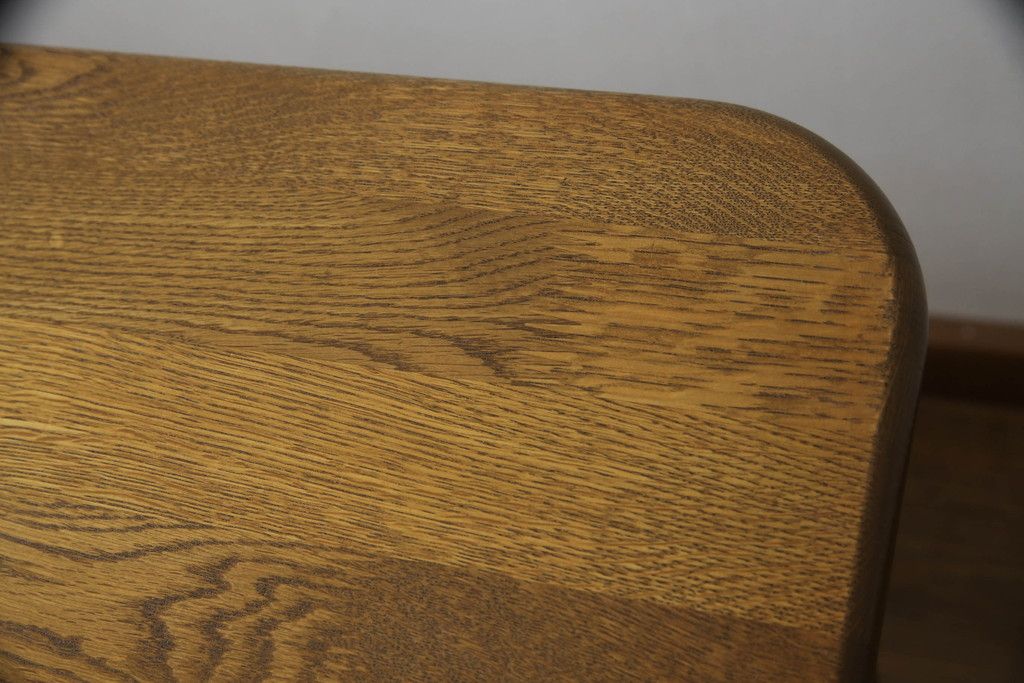 テーブルをツートンカラーリメイク!天板の表面を剥離し、現状のお色味をベースに着色。脚はマットブラックでペイント。