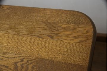 テーブルをツートンカラーリメイク!天板の表面を剥離し、現状のお色味をベースに着色。脚はマットブラックでペイント。