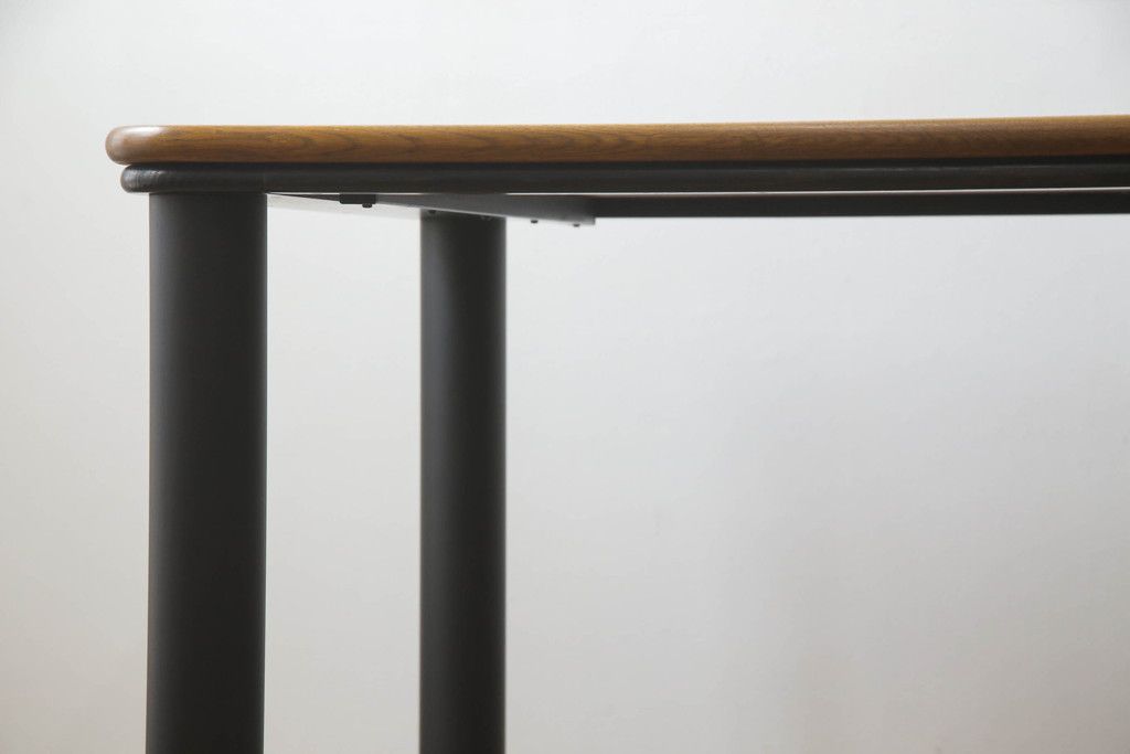 テーブルをツートンカラーリメイク!天板の表面を剥離し、現状のお色味をベースに着色。脚はマットブラックでペイント。