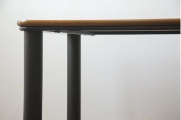 テーブルをツートンカラーリメイク!天板の表面を剥離し、現状のお色味をベースに着色。脚はマットブラックでペイント。