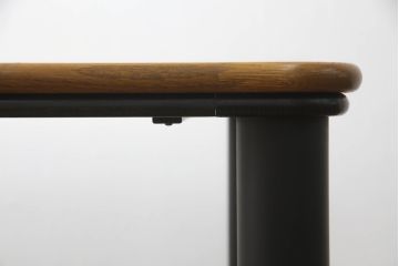 テーブルをツートンカラーリメイク!天板の表面を剥離し、現状のお色味をベースに着色。脚はマットブラックでペイント。