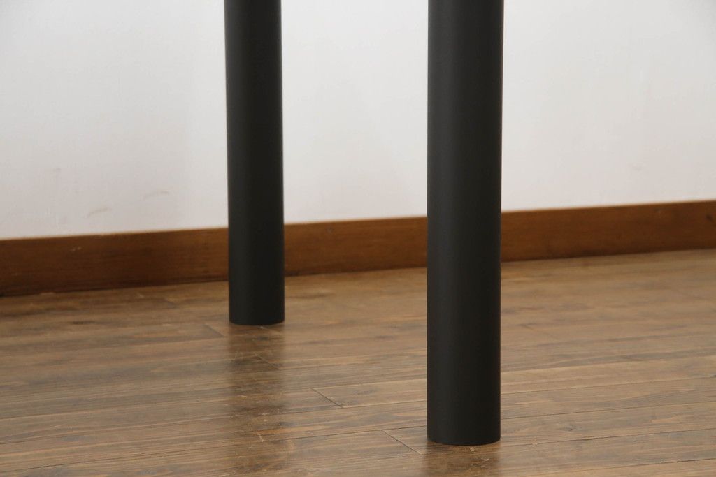 テーブルをツートンカラーリメイク!天板の表面を剥離し、現状のお色味をベースに着色。脚はマットブラックでペイント。