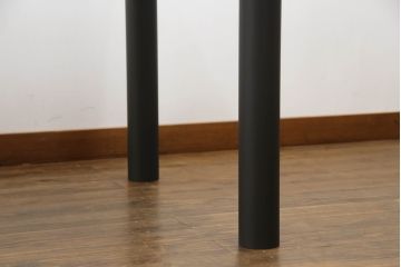 テーブルをツートンカラーリメイク!天板の表面を剥離し、現状のお色味をベースに着色。脚はマットブラックでペイント。