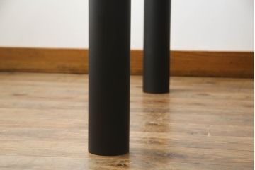 テーブルをツートンカラーリメイク!天板の表面を剥離し、現状のお色味をベースに着色。脚はマットブラックでペイント。