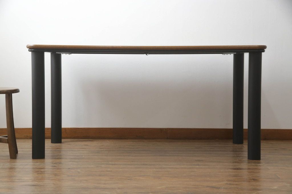 テーブルをツートンカラーリメイク!天板の表面を剥離し、現状のお色味をベースに着色。脚はマットブラックでペイント。