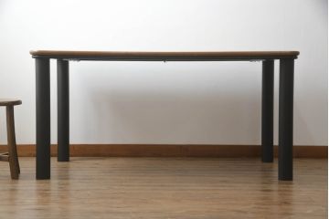 テーブルをツートンカラーリメイク!天板の表面を剥離し、現状のお色味をベースに着色。脚はマットブラックでペイント。