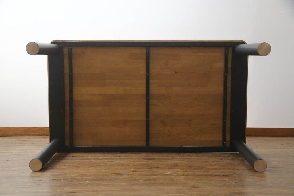 テーブルをツートンカラーリメイク!天板の表面を剥離し、現状のお色味をベースに着色。脚はマットブラックでペイント。