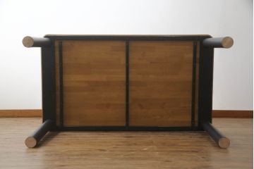 テーブルをツートンカラーリメイク!天板の表面を剥離し、現状のお色味をベースに着色。脚はマットブラックでペイント。