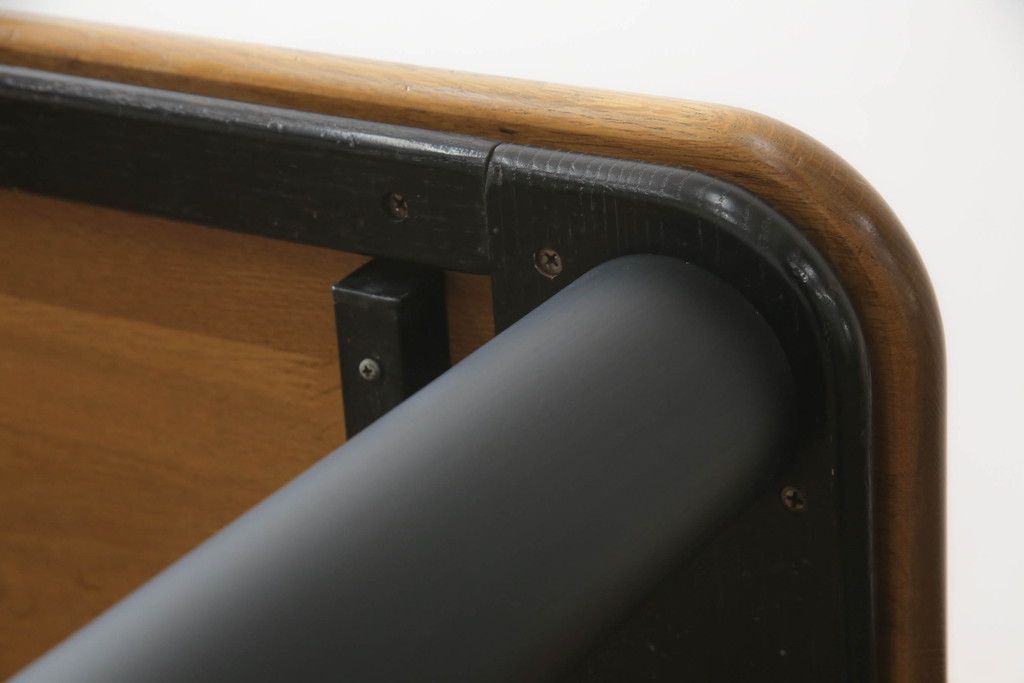 テーブルをツートンカラーリメイク!天板の表面を剥離し、現状のお色味をベースに着色。脚はマットブラックでペイント。