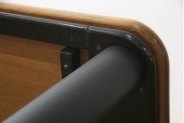 テーブルをツートンカラーリメイク!天板の表面を剥離し、現状のお色味をベースに着色。脚はマットブラックでペイント。